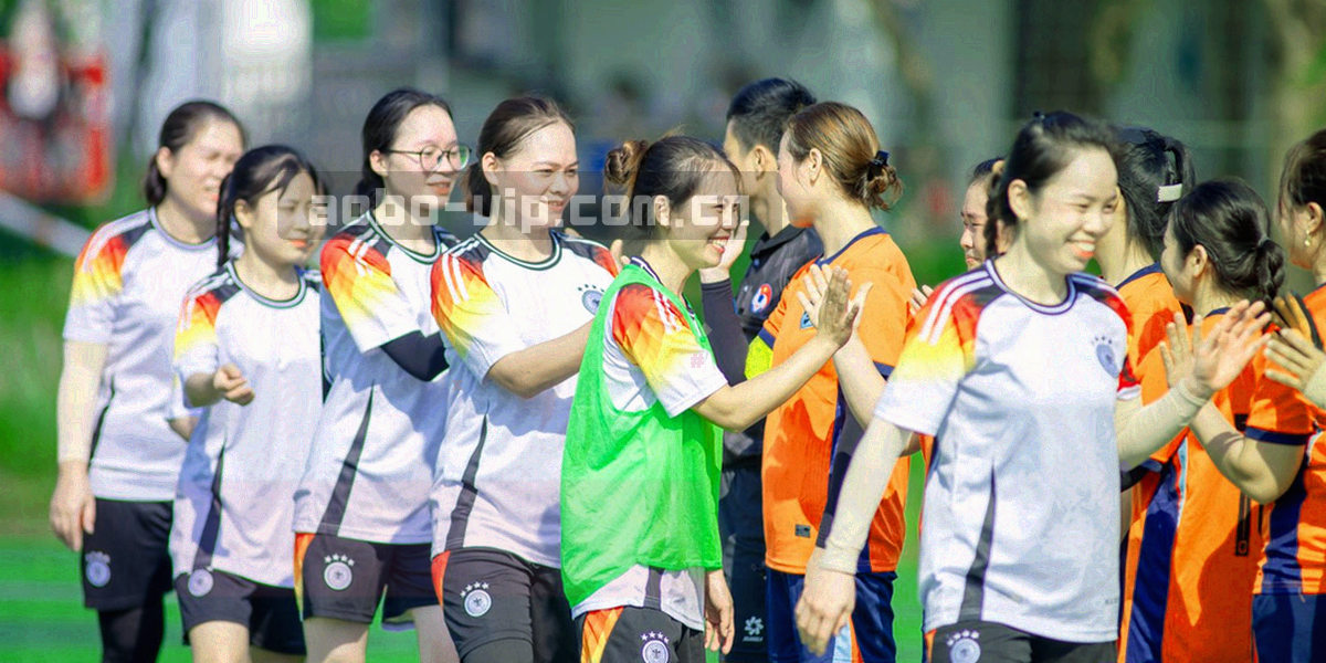 横向时间刻度图形，标出每 90 秒一次的数据块刷新与每周三次索引维护窗口的区间分布